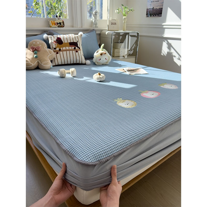 91家纺网 家纺一手货源 找家纺 宜派家纺 2026新款乙纶冰豆豆凉席卡通刺绣印花小红书爆款凉豆豆绣花床席凉感值过0.21冰丝席 奶冻喵-蓝-床笠