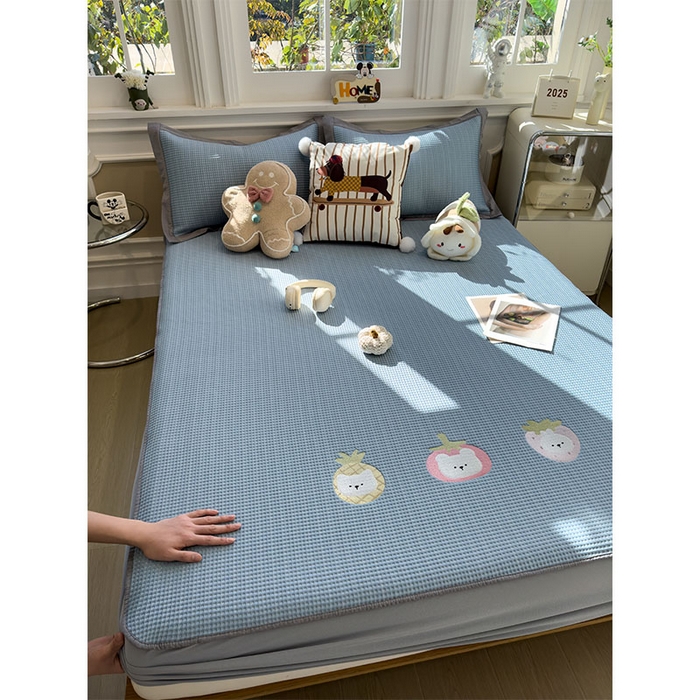 91家纺网 家纺一手货源 找家纺 宜派家纺 2026新款乙纶冰豆豆凉席卡通刺绣印花小红书爆款凉豆豆绣花床席凉感值过0.21冰丝席 奶冻喵-蓝-床笠