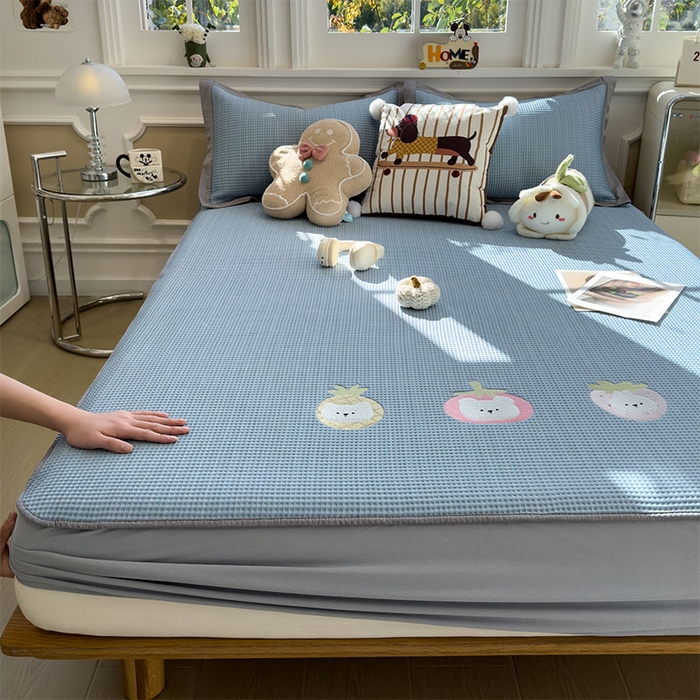 91家纺网 家纺一手货源 找家纺 宜派家纺 2026新款乙纶冰豆豆凉席卡通刺绣印花小红书爆款凉豆豆绣花床席凉感值过0.21冰丝席 奶冻喵-蓝-床笠