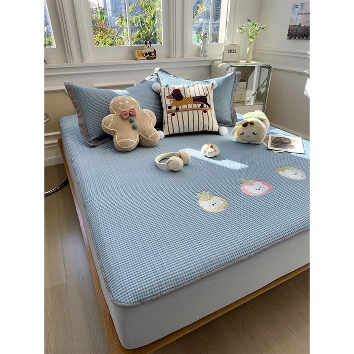 91家纺网 家纺一手货源 找家纺 宜派家纺 2026新款乙纶冰豆豆凉席卡通刺绣印花小红书爆款凉豆豆绣花床席凉感值过0.21冰丝席 奶冻喵-蓝-床笠