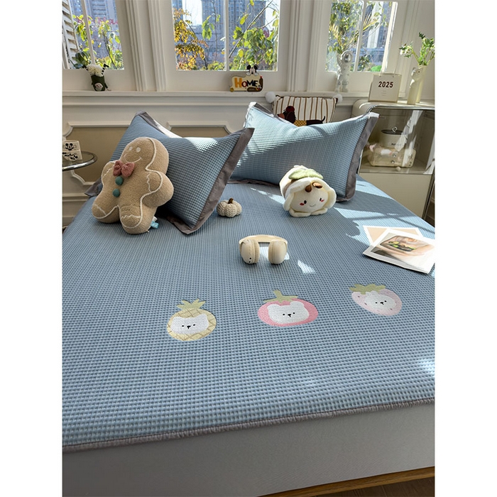 91家纺网 家纺一手货源 找家纺 宜派家纺 2026新款乙纶冰豆豆凉席卡通刺绣印花小红书爆款凉豆豆绣花床席凉感值过0.21冰丝席 奶冻喵-蓝-床笠