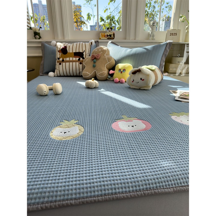 91家纺网 家纺一手货源 找家纺 宜派家纺 2026新款乙纶冰豆豆凉席卡通刺绣印花小红书爆款凉豆豆绣花床席凉感值过0.21冰丝席 奶冻喵-蓝-床笠