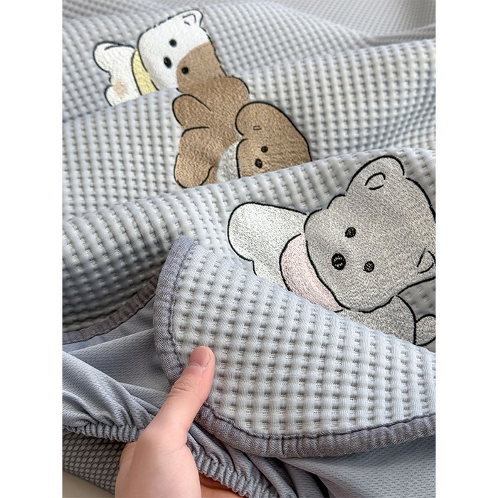 91家纺网 家纺一手货源 找家纺 宜派家纺 2026新款乙纶冰豆豆凉席卡通刺绣印花小红书爆款凉豆豆绣花床席凉感值过0.21冰丝席 躺躺岛-灰-床笠