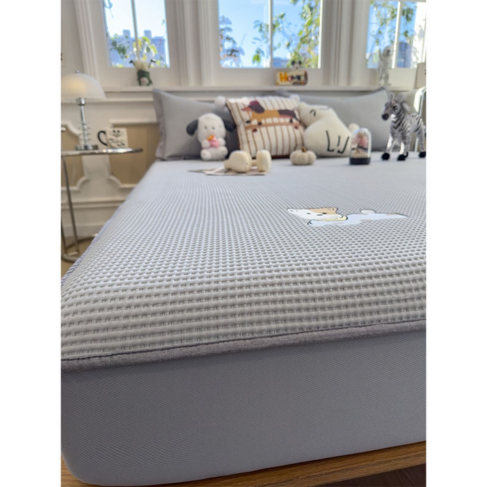 91家纺网 家纺一手货源 找家纺 宜派家纺 2026新款乙纶冰豆豆凉席卡通刺绣印花小红书爆款凉豆豆绣花床席凉感值过0.21冰丝席 躺躺岛-灰-床笠