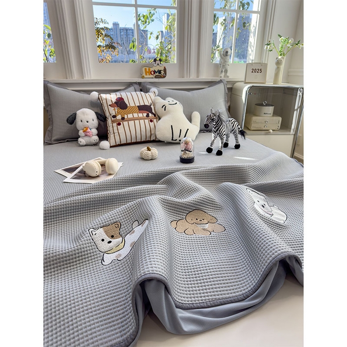 91家纺网 家纺一手货源 找家纺 宜派家纺 2026新款乙纶冰豆豆凉席卡通刺绣印花小红书爆款凉豆豆绣花床席凉感值过0.21冰丝席 躺躺岛-灰-床笠