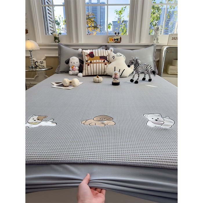 91家纺网 家纺一手货源 找家纺 宜派家纺 2026新款乙纶冰豆豆凉席卡通刺绣印花小红书爆款凉豆豆绣花床席凉感值过0.21冰丝席 躺躺岛-灰-床笠