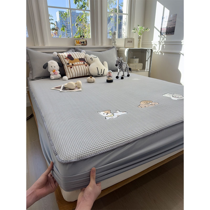 91家纺网 家纺一手货源 找家纺 宜派家纺 2026新款乙纶冰豆豆凉席卡通刺绣印花小红书爆款凉豆豆绣花床席凉感值过0.21冰丝席 躺躺岛-灰-床笠