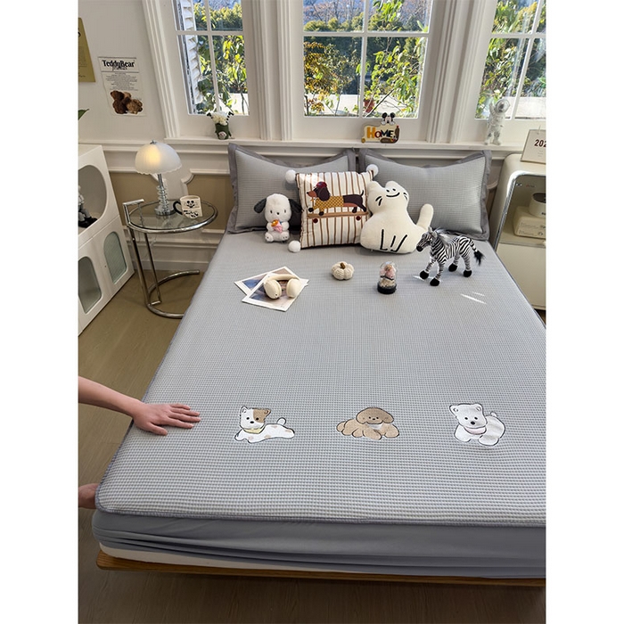 91家纺网 家纺一手货源 找家纺 宜派家纺 2026新款乙纶冰豆豆凉席卡通刺绣印花小红书爆款凉豆豆绣花床席凉感值过0.21冰丝席 躺躺岛-灰-床笠