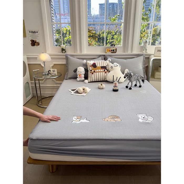 91家纺网 家纺一手货源 找家纺 宜派家纺 2026新款乙纶冰豆豆凉席卡通刺绣印花小红书爆款凉豆豆绣花床席凉感值过0.21冰丝席 躺躺岛-灰-床笠