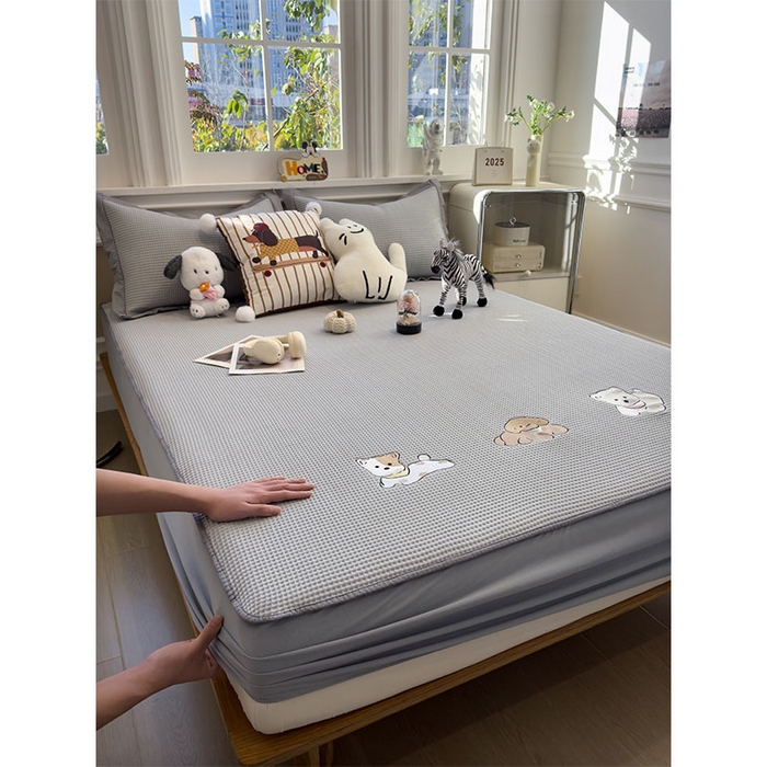 91家纺网 家纺一手货源 找家纺 宜派家纺 2026新款乙纶冰豆豆凉席卡通刺绣印花小红书爆款凉豆豆绣花床席凉感值过0.21冰丝席 躺躺岛-灰-床笠