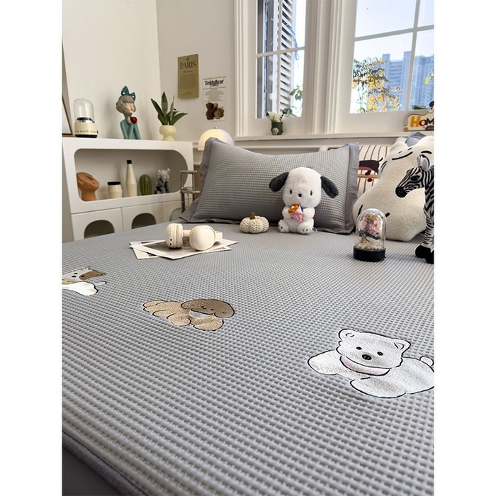 91家纺网 家纺一手货源 找家纺 宜派家纺 2026新款乙纶冰豆豆凉席卡通刺绣印花小红书爆款凉豆豆绣花床席凉感值过0.21冰丝席 躺躺岛-灰-床笠