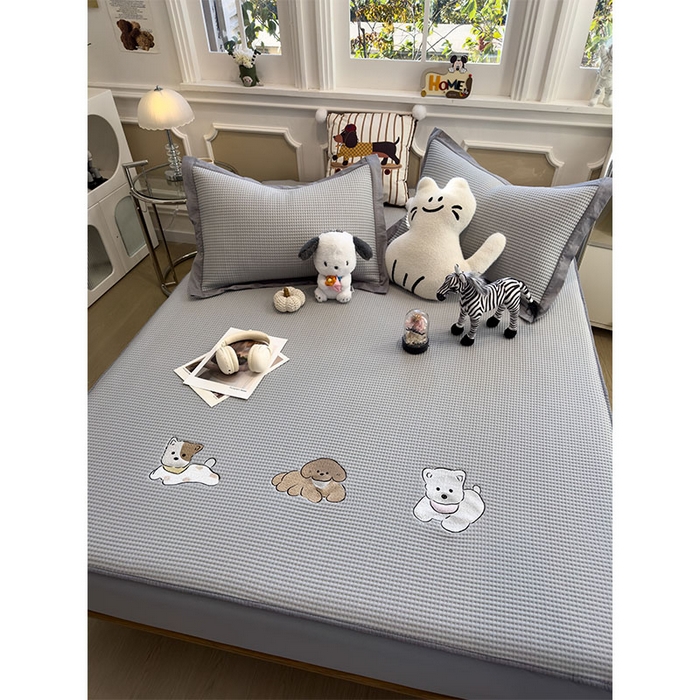 91家纺网 家纺一手货源 找家纺 宜派家纺 2026新款乙纶冰豆豆凉席卡通刺绣印花小红书爆款凉豆豆绣花床席凉感值过0.21冰丝席 躺躺岛-灰-床笠