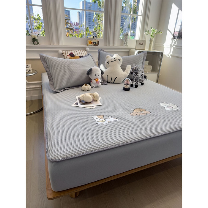 91家纺网 家纺一手货源 找家纺 宜派家纺 2026新款乙纶冰豆豆凉席卡通刺绣印花小红书爆款凉豆豆绣花床席凉感值过0.21冰丝席 躺躺岛-灰-床笠