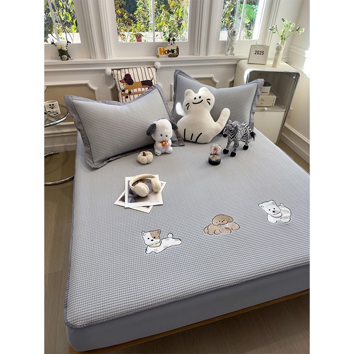 91家纺网 家纺一手货源 找家纺 宜派家纺 2026新款乙纶冰豆豆凉席卡通刺绣印花小红书爆款凉豆豆绣花床席凉感值过0.21冰丝席 躺躺岛-灰-床笠