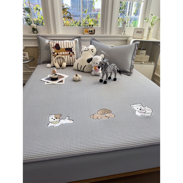 91家纺网 家纺一手货源 找家纺 宜派家纺 2026新款乙纶冰豆豆凉席卡通刺绣印花小红书爆款凉豆豆绣花床席凉感值过0.21冰丝席 躺躺岛-灰-床笠