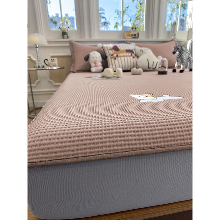 91家纺网 家纺一手货源 找家纺 宜派家纺 2026新款乙纶冰豆豆凉席卡通刺绣印花小红书爆款凉豆豆绣花床席凉感值过0.21冰丝席 躺躺岛-咖-床笠