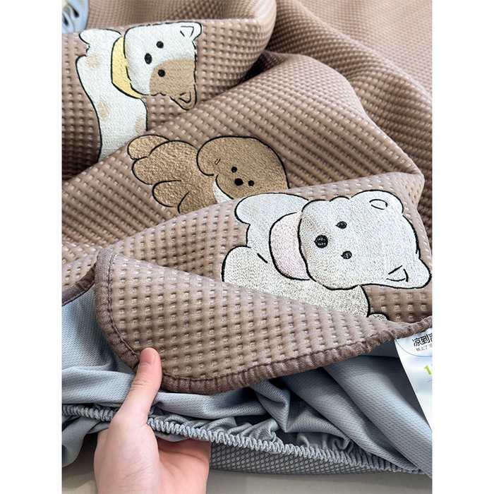 91家纺网 家纺一手货源 找家纺 宜派家纺 2026新款乙纶冰豆豆凉席卡通刺绣印花小红书爆款凉豆豆绣花床席凉感值过0.21冰丝席 躺躺岛-咖-床笠