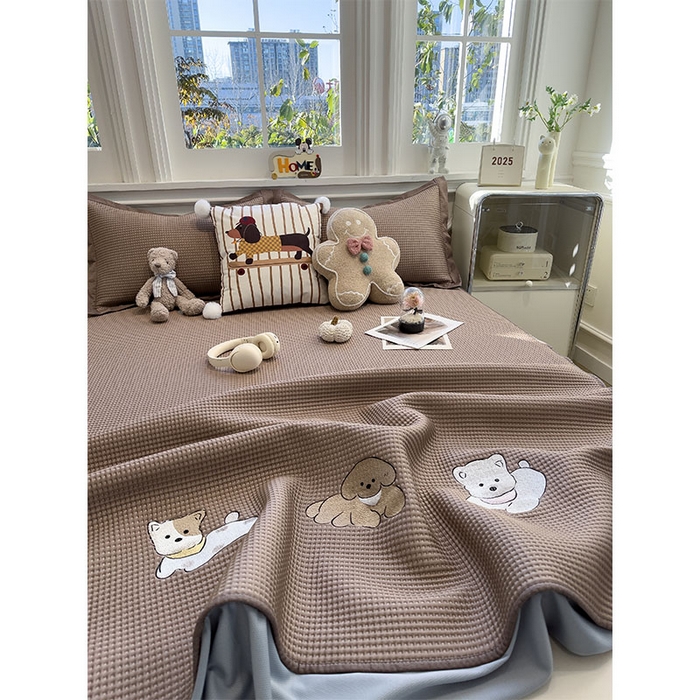 91家纺网 家纺一手货源 找家纺 宜派家纺 2026新款乙纶冰豆豆凉席卡通刺绣印花小红书爆款凉豆豆绣花床席凉感值过0.21冰丝席 躺躺岛-咖-床笠