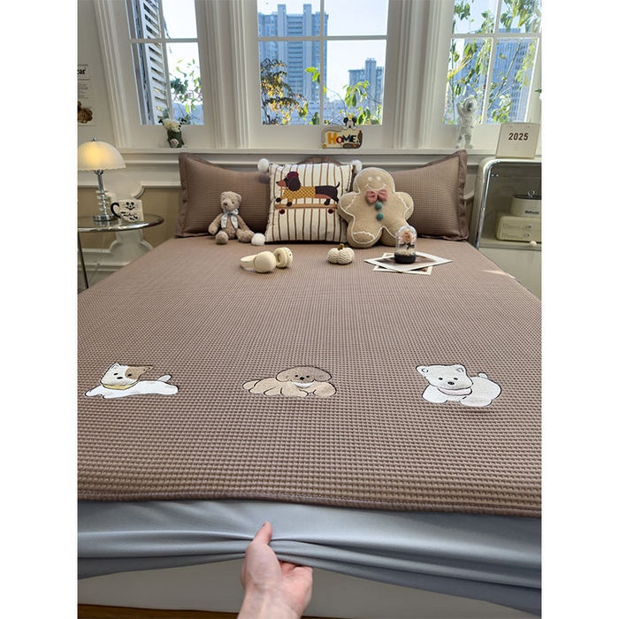 91家纺网 家纺一手货源 找家纺 宜派家纺 2026新款乙纶冰豆豆凉席卡通刺绣印花小红书爆款凉豆豆绣花床席凉感值过0.21冰丝席 躺躺岛-咖-床笠