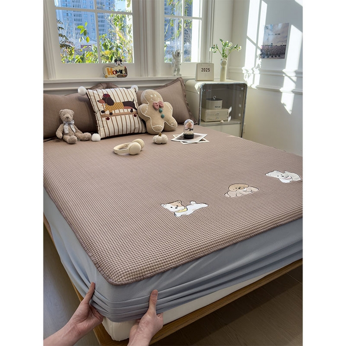 91家纺网 家纺一手货源 找家纺 宜派家纺 2026新款乙纶冰豆豆凉席卡通刺绣印花小红书爆款凉豆豆绣花床席凉感值过0.21冰丝席 躺躺岛-咖-床笠