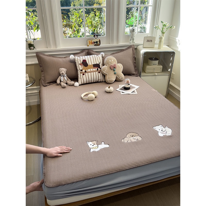 91家纺网 家纺一手货源 找家纺 宜派家纺 2026新款乙纶冰豆豆凉席卡通刺绣印花小红书爆款凉豆豆绣花床席凉感值过0.21冰丝席 躺躺岛-咖-床笠