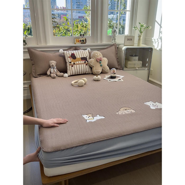 91家纺网 家纺一手货源 找家纺 宜派家纺 2026新款乙纶冰豆豆凉席卡通刺绣印花小红书爆款凉豆豆绣花床席凉感值过0.21冰丝席 躺躺岛-咖-床笠