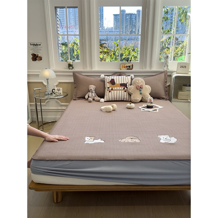 91家纺网 家纺一手货源 找家纺 宜派家纺 2026新款乙纶冰豆豆凉席卡通刺绣印花小红书爆款凉豆豆绣花床席凉感值过0.21冰丝席 躺躺岛-咖-床笠