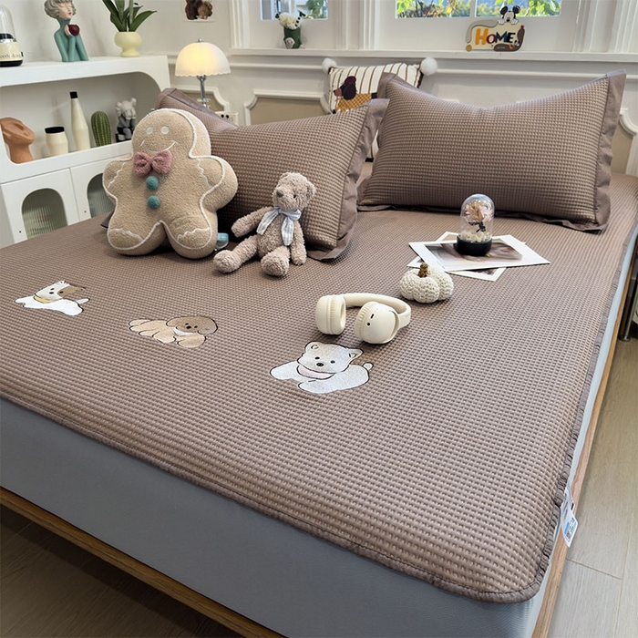 91家纺网 家纺一手货源 找家纺 宜派家纺 2026新款乙纶冰豆豆凉席卡通刺绣印花小红书爆款凉豆豆绣花床席凉感值过0.21冰丝席 躺躺岛-咖-床笠