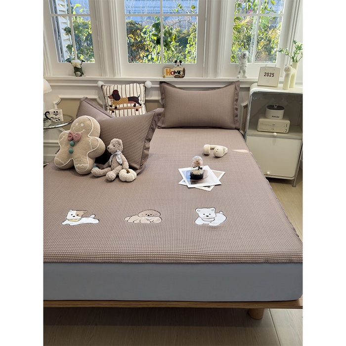 91家纺网 家纺一手货源 找家纺 宜派家纺 2026新款乙纶冰豆豆凉席卡通刺绣印花小红书爆款凉豆豆绣花床席凉感值过0.21冰丝席 躺躺岛-咖-床笠