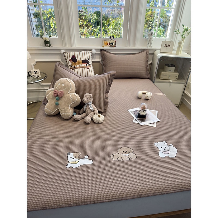 91家纺网 家纺一手货源 找家纺 宜派家纺 2026新款乙纶冰豆豆凉席卡通刺绣印花小红书爆款凉豆豆绣花床席凉感值过0.21冰丝席 躺躺岛-咖-床笠