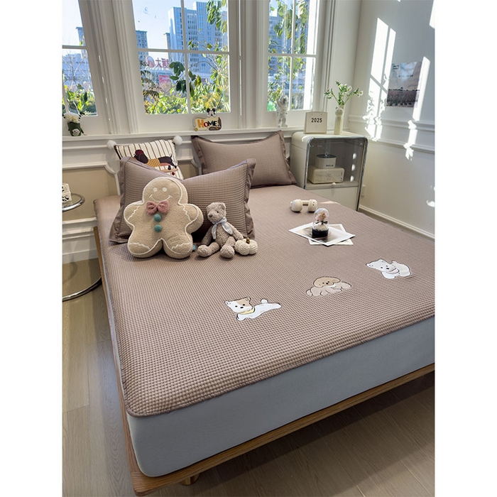 91家纺网 家纺一手货源 找家纺 宜派家纺 2026新款乙纶冰豆豆凉席卡通刺绣印花小红书爆款凉豆豆绣花床席凉感值过0.21冰丝席 躺躺岛-咖-床笠