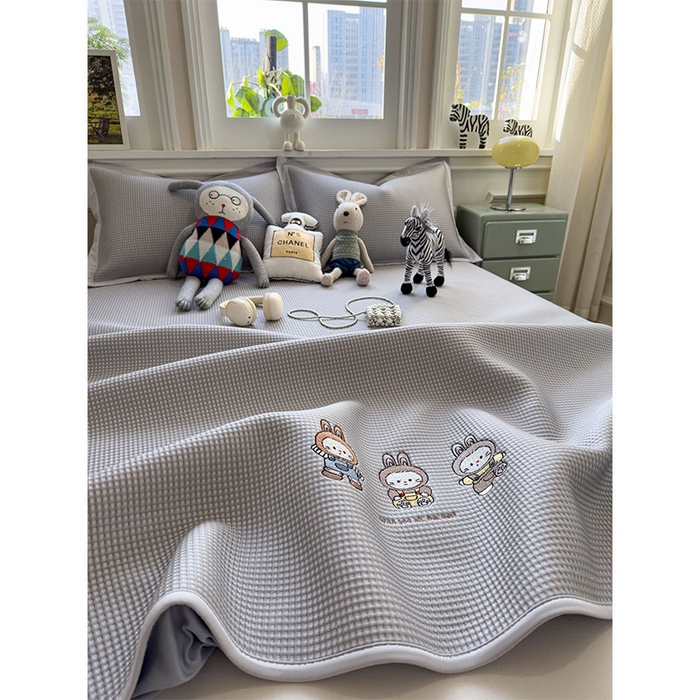 91家纺网 家纺一手货源 找家纺 宜派家纺 2026新款乙纶冰豆豆凉席卡通刺绣印花小红书爆款凉豆豆绣花床席凉感值过0.21冰丝席 兔免星人-床笠