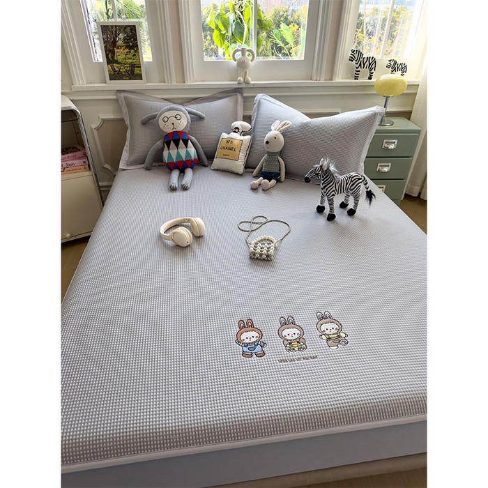 91家纺网 家纺一手货源 找家纺 宜派家纺 2026新款乙纶冰豆豆凉席卡通刺绣印花小红书爆款凉豆豆绣花床席凉感值过0.21冰丝席 兔免星人-床笠