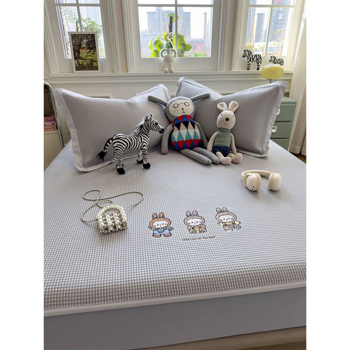 91家纺网 家纺一手货源 找家纺 宜派家纺 2026新款乙纶冰豆豆凉席卡通刺绣印花小红书爆款凉豆豆绣花床席凉感值过0.21冰丝席 兔免星人-床笠