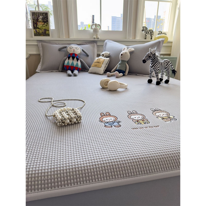 91家纺网 家纺一手货源 找家纺 宜派家纺 2026新款乙纶冰豆豆凉席卡通刺绣印花小红书爆款凉豆豆绣花床席凉感值过0.21冰丝席 兔免星人-床笠