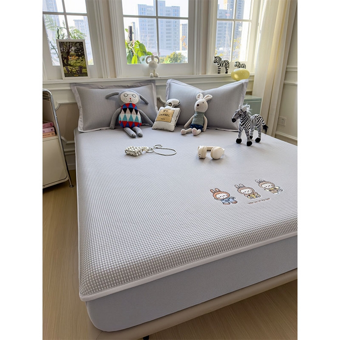 91家纺网 家纺一手货源 找家纺 宜派家纺 2026新款乙纶冰豆豆凉席卡通刺绣印花小红书爆款凉豆豆绣花床席凉感值过0.21冰丝席 兔免星人-床笠