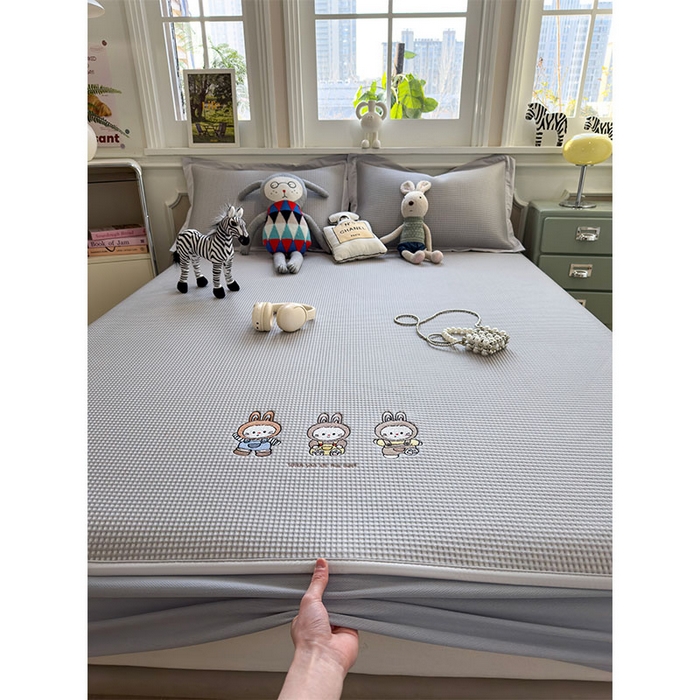 91家纺网 家纺一手货源 找家纺 宜派家纺 2026新款乙纶冰豆豆凉席卡通刺绣印花小红书爆款凉豆豆绣花床席凉感值过0.21冰丝席 兔免星人-床笠