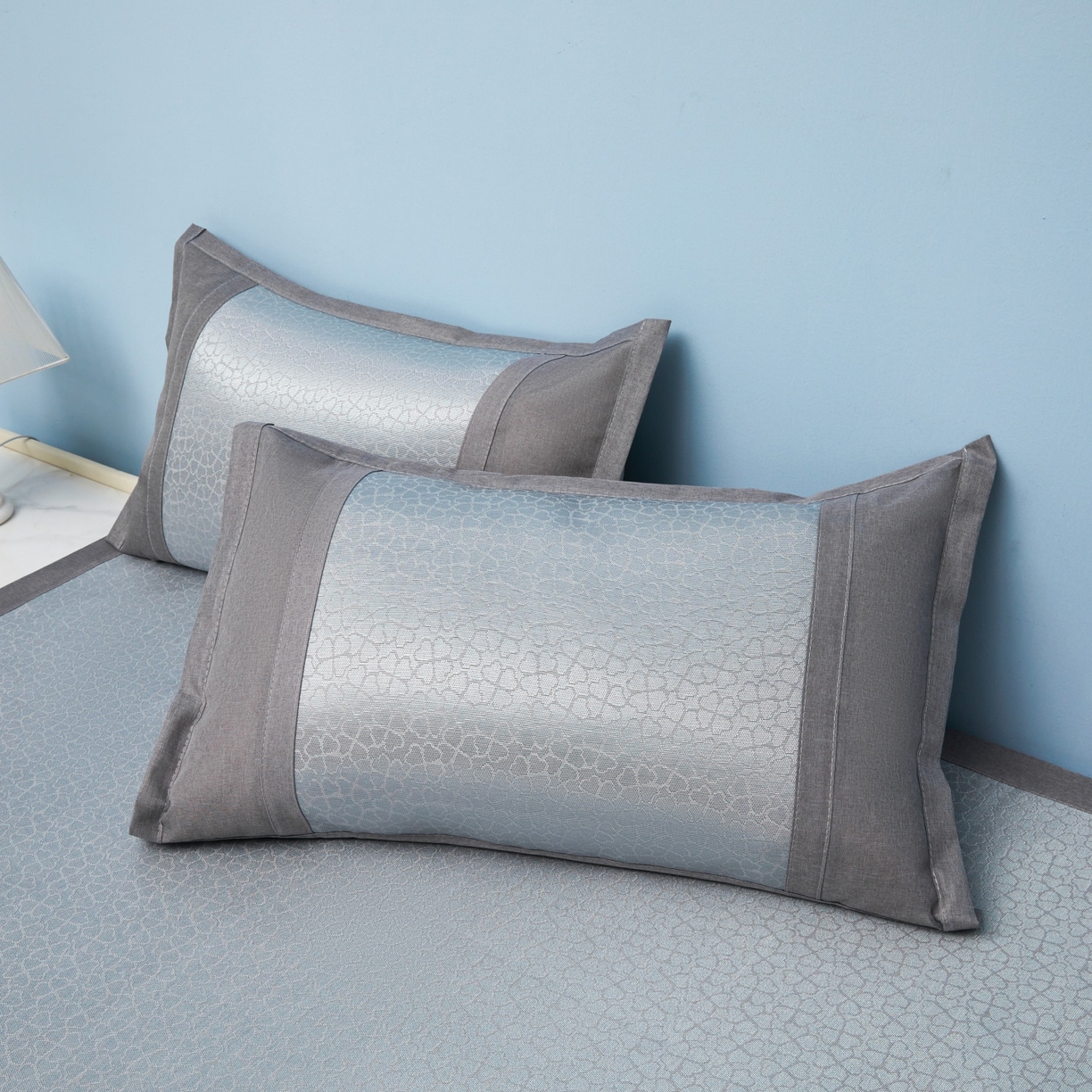 91家纺网 家纺一手货源 找家纺 航途席业 2026新款抗菌提花冰丝席-心相依 心相依-灰床席款