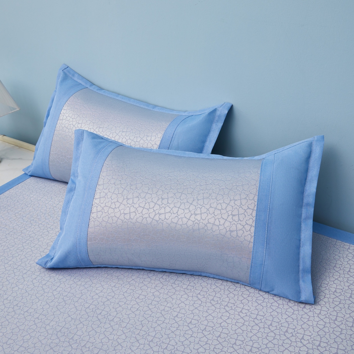 91家纺网 家纺一手货源 找家纺 航途席业 2026新款抗菌提花冰丝席-心相依 心相依-蓝床席款