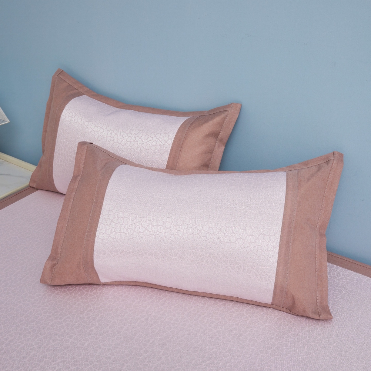 91家纺网 家纺一手货源 找家纺 航途席业 2026新款抗菌提花冰丝席-心相依 心相依-粉床笠款