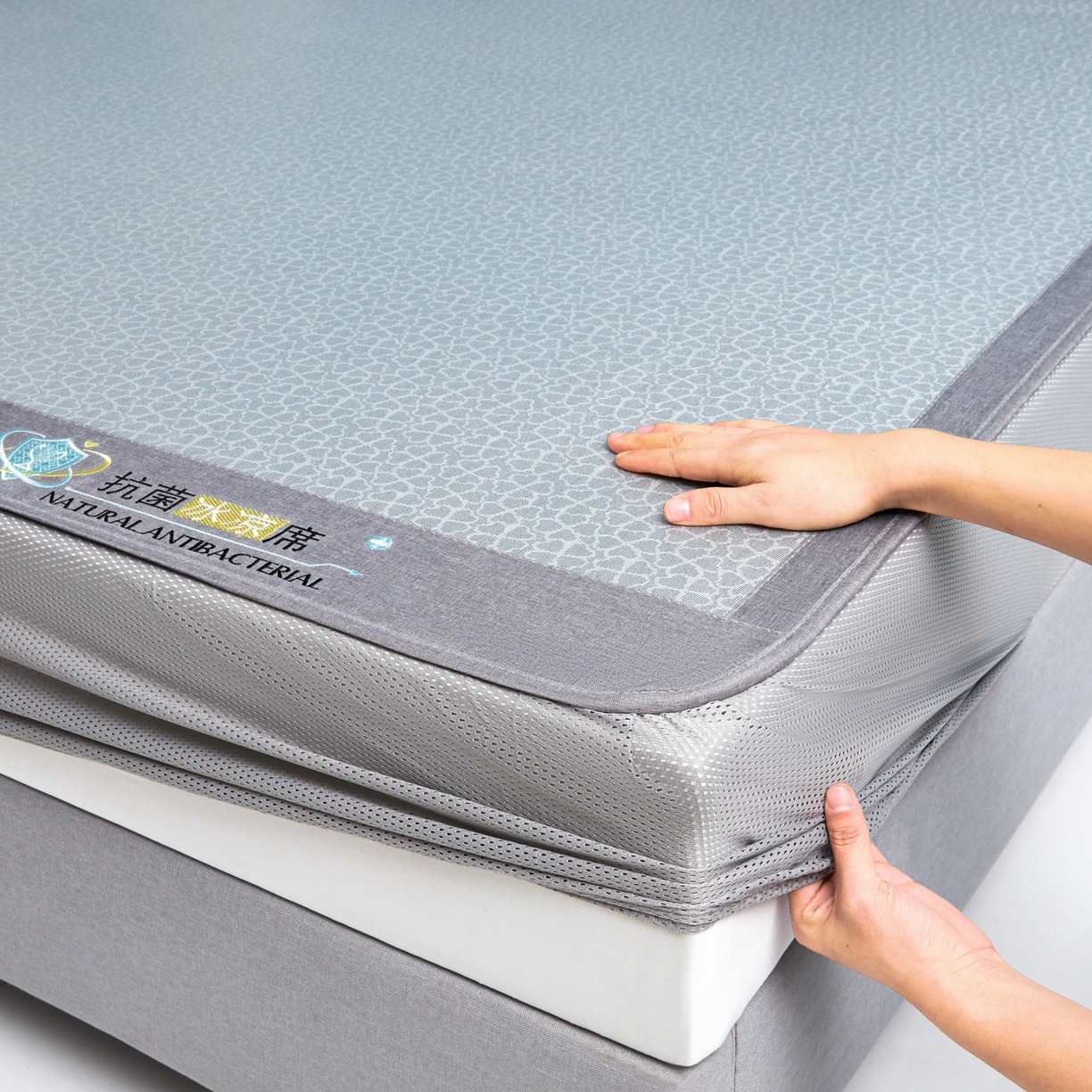 91家纺网 家纺一手货源 找家纺 航途席业 2026新款抗菌提花冰丝席-心相依 心相依-灰床笠款