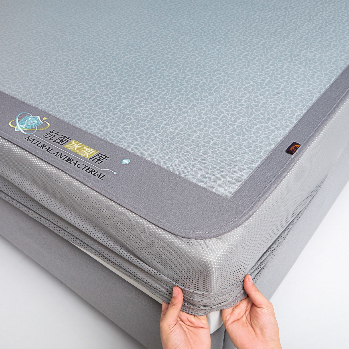 91家纺网 家纺一手货源 找家纺 航途席业 2026新款抗菌提花冰丝席-心相依 心相依-灰床笠款