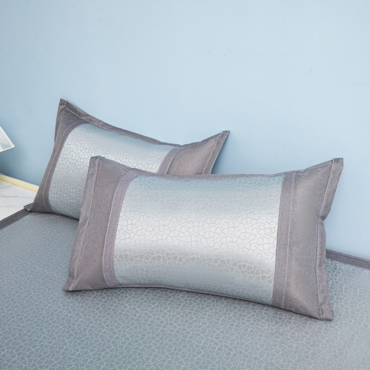 91家纺网 家纺一手货源 找家纺 航途席业 2026新款抗菌提花冰丝席-心相依 心相依-灰床笠款