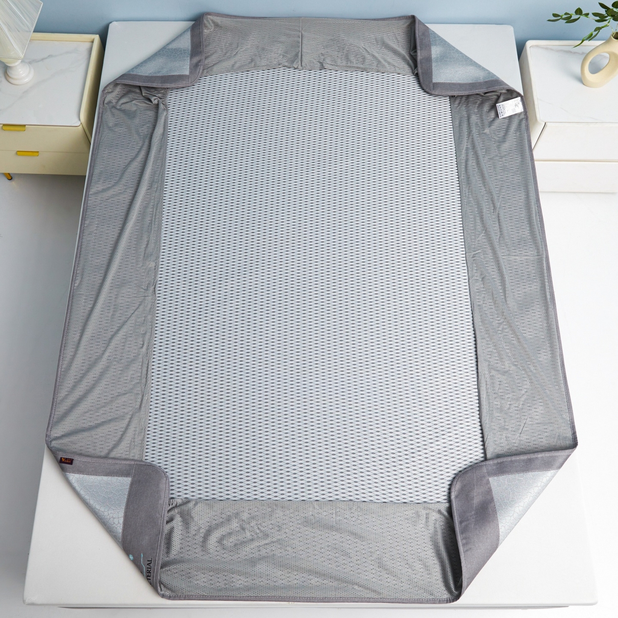 91家纺网 家纺一手货源 找家纺 航途席业 2026新款抗菌提花冰丝席-心相依 心相依-灰床笠款