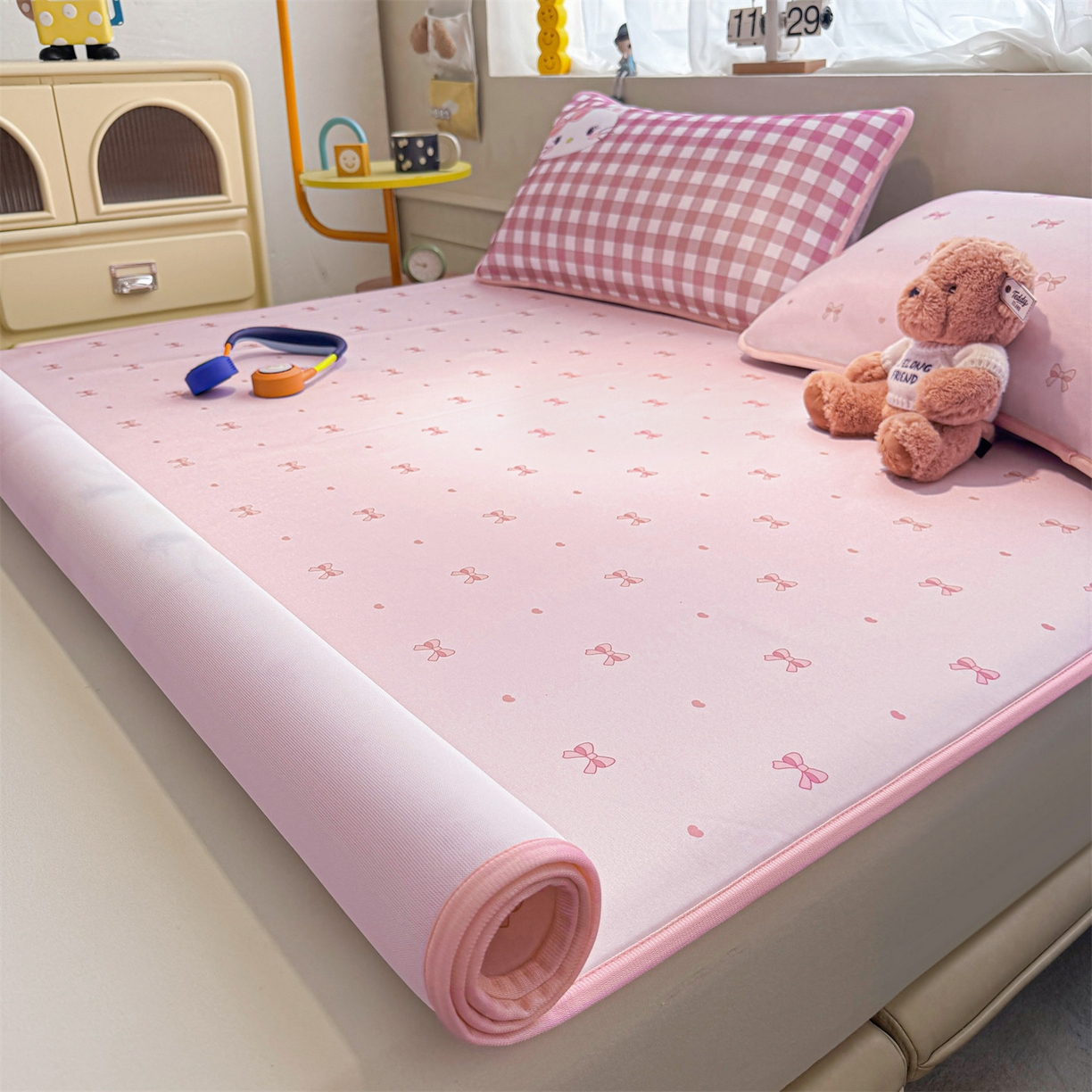 91家纺网 家纺一手货源 找家纺 雯豆家纺 【10A抗菌包检测】2026新款小冰皮卡通大版冰丝软席子凉席三件套凉感平铺款 小冰皮凉席-淑女猫