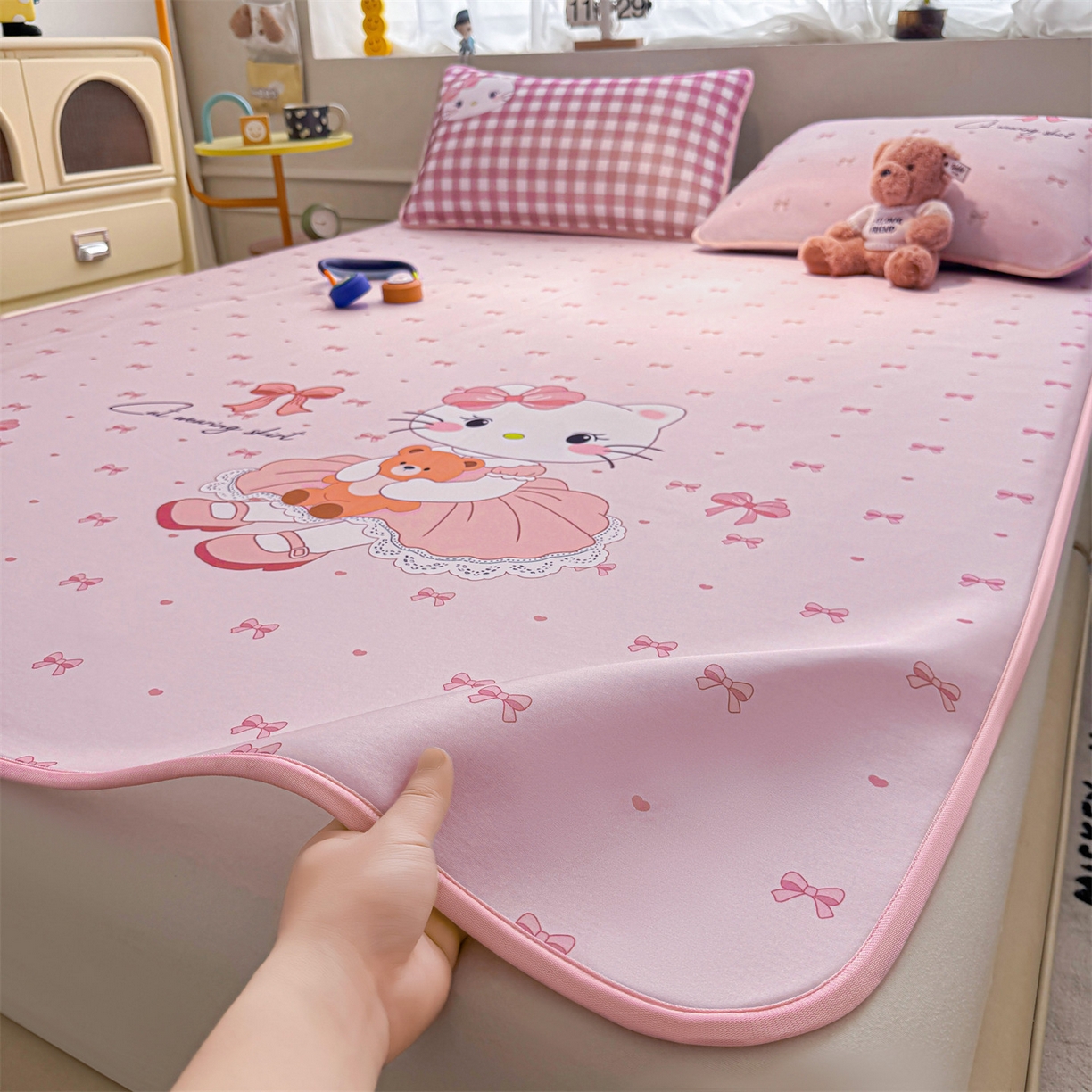 91家纺网 家纺一手货源 找家纺 雯豆家纺 【10A抗菌包检测】2026新款小冰皮卡通大版冰丝软席子凉席三件套凉感平铺款 小冰皮凉席-淑女猫