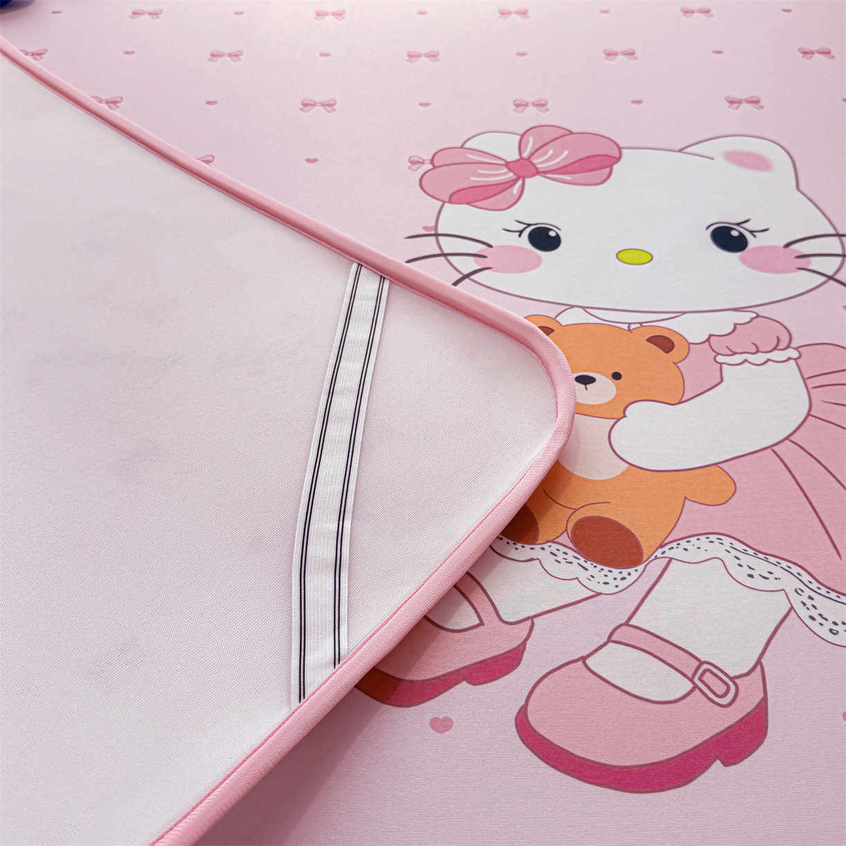 91家纺网 家纺一手货源 找家纺 雯豆家纺 【10A抗菌包检测】2026新款小冰皮卡通大版冰丝软席子凉席三件套凉感平铺款 小冰皮凉席-淑女猫