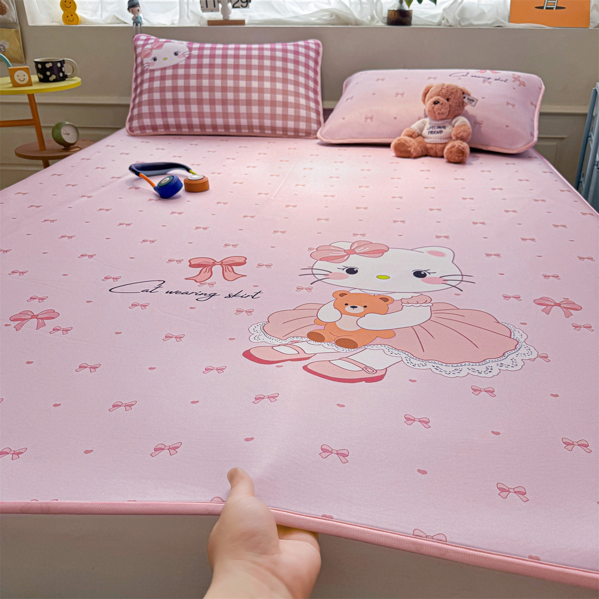 91家纺网 家纺一手货源 找家纺 雯豆家纺 【10A抗菌包检测】2026新款小冰皮卡通大版冰丝软席子凉席三件套凉感平铺款 小冰皮凉席-淑女猫