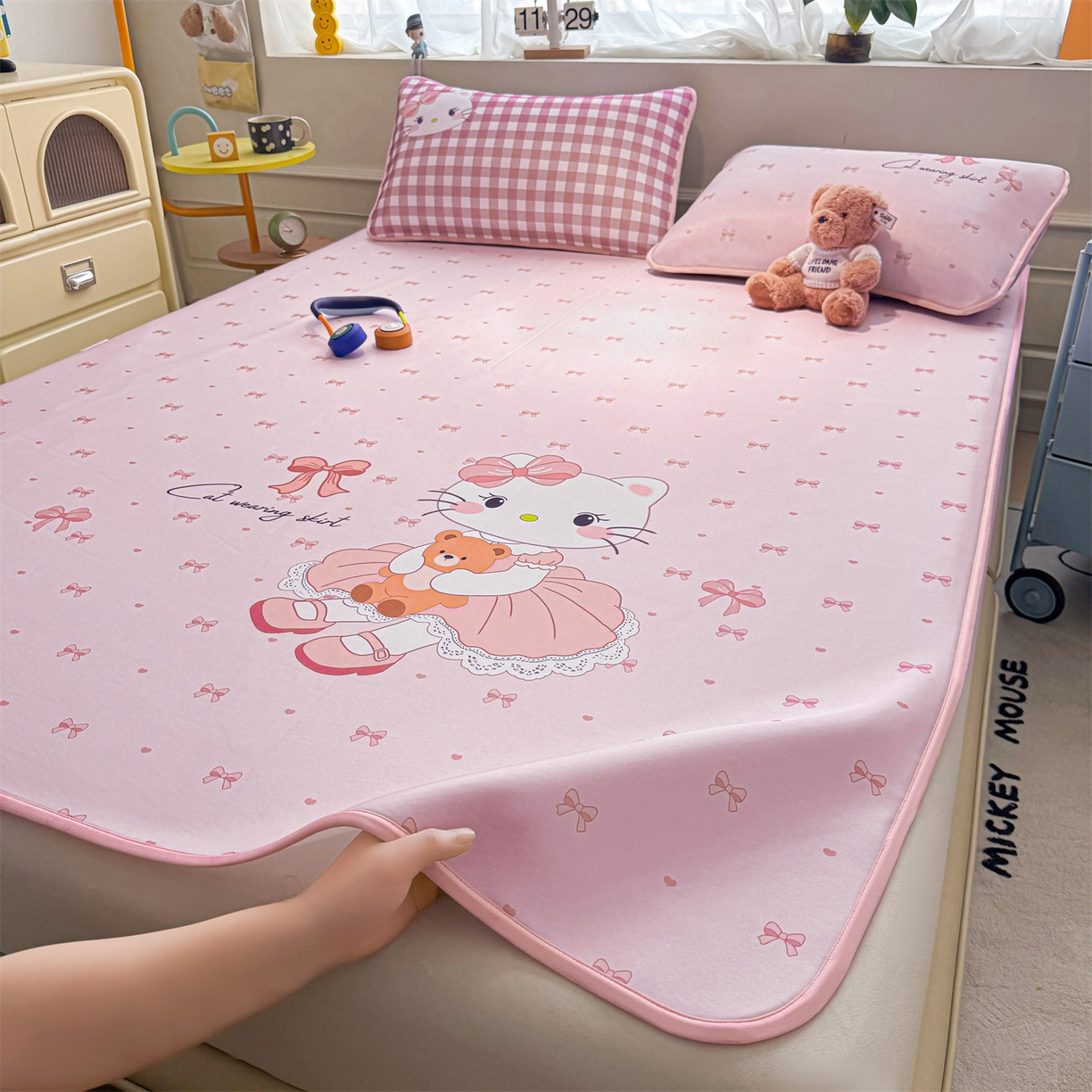 91家纺网 家纺一手货源 找家纺 雯豆家纺 【10A抗菌包检测】2026新款小冰皮卡通大版冰丝软席子凉席三件套凉感平铺款 小冰皮凉席-淑女猫