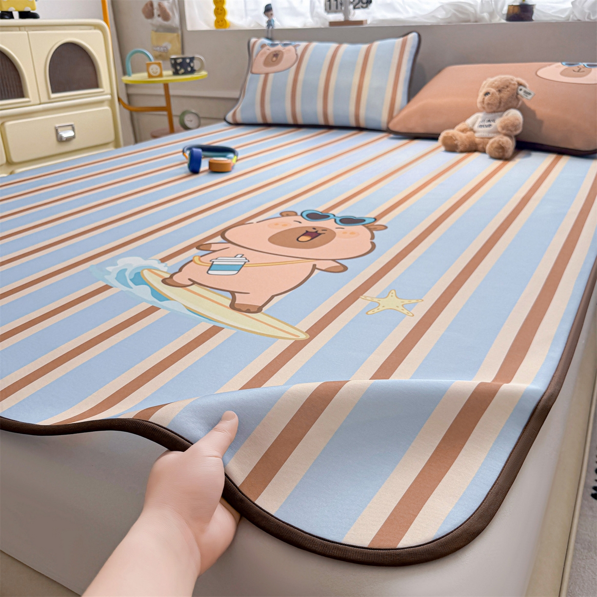 91家纺网 家纺一手货源 找家纺 雯豆家纺 【10A抗菌包检测】2026新款小冰皮卡通大版冰丝软席子凉席三件套凉感平铺款 小冰皮凉席-水豚冲浪记